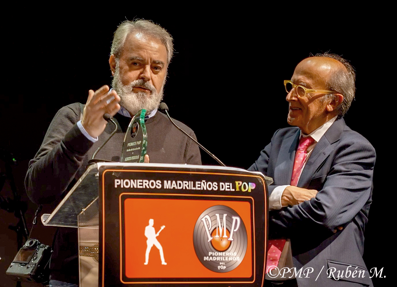 PREMIO A MEDIOS A ALBERTO FERRERAS